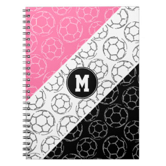 Carnet rose blanc noir avec ballons de football en ligne