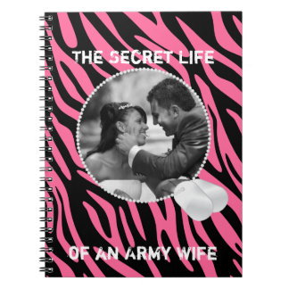 Carnet rose de cadre d'étiquettes de zèbre et de