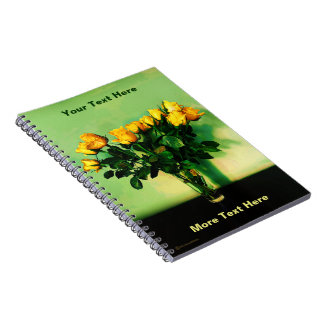Carnet Roses jaunes contre un mur vert