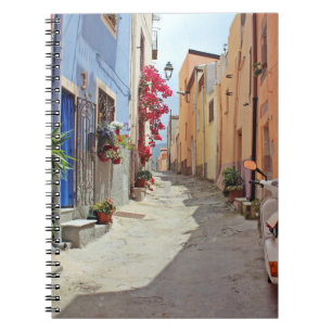 CARNET SCOOTER MOTEUR BLANC PRÈS DU BÂTIMENT