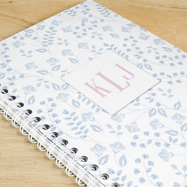 Carnet spiral bleu floral de 8,5 po x 11 po (Blue floral chic monogram notebook.)