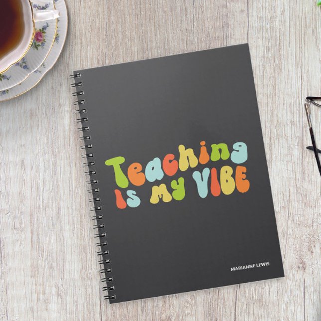 Carnet Teaching Is My Vibe, Groovy Colorful Teacher (Créateur téléchargé)