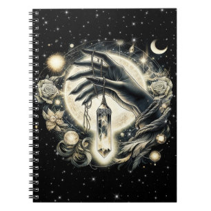 Carnet Tenir à la main un cristal sous le clair de lune