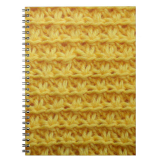 Carnet Tissu tricoté jaune : texture rayée.