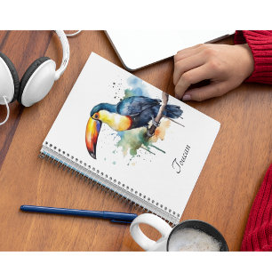 Carnet toucan coloré assis sur une branche