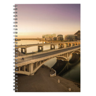 CARNET TROIS HOMMES SUR MOTOCYCLES TRAVERSANT LE PONT