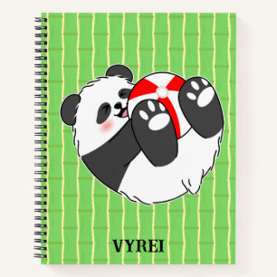 Carnet Un bébé panda mignon jouant avec un ballon