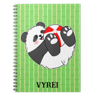 Carnet Un bébé panda mignon jouant avec un ballon