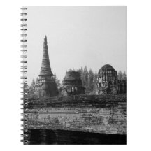 Une image noire et blanche d'un vieux temple