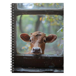Carnet Une vache curieuse qui regarde à travers une fenêt