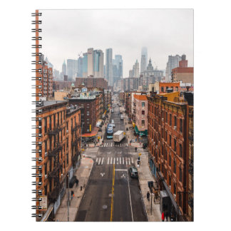 CARNET VOITURES SUR LA ROUTE ENTRE LES BÂTIMENTS À HAUTE 