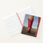 Vue à angle bas de la femme portant des bottes de 