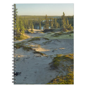 Carnet Vue d'un lac et des collines de sable environnante