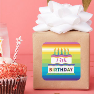Carré Gâteau 13e Anniversaire Avec Sticker Arc-En-Ciel