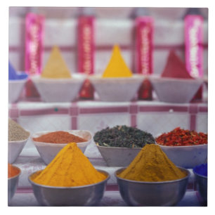 Carreau AF, Egypte, Assouan, épices colorées sur le marché