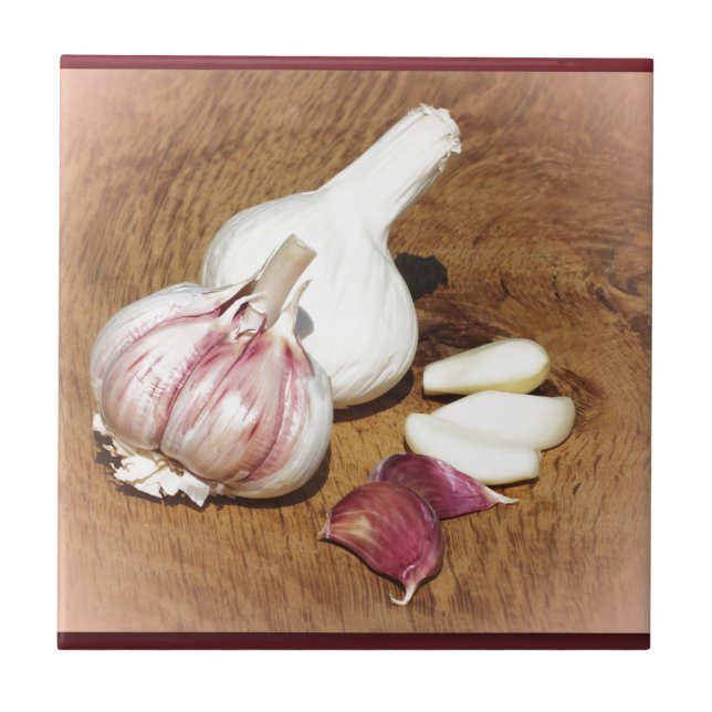 Carreau ail violet sur une planche de chêne (Devant)
