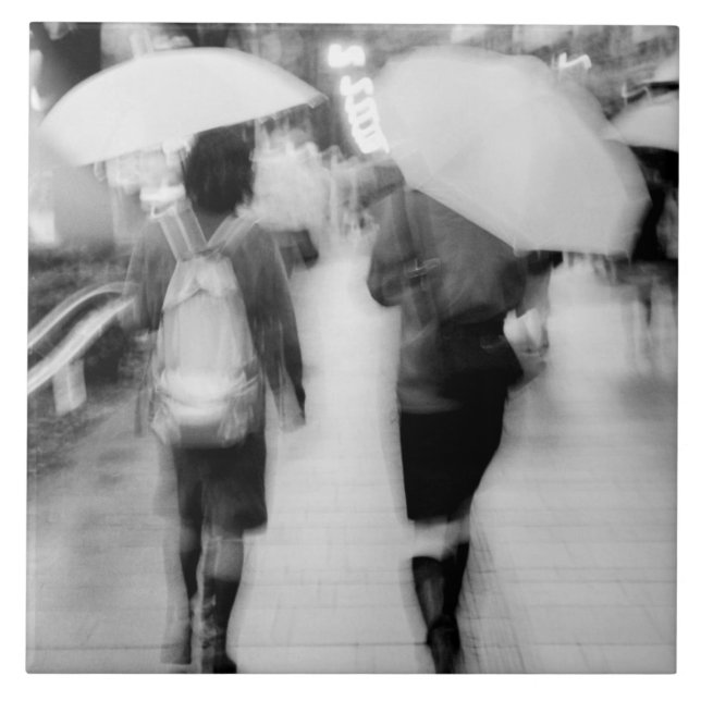 Carreau Asie, Japon, Tokyo. Jeunes femmes et parapluies. (Devant)