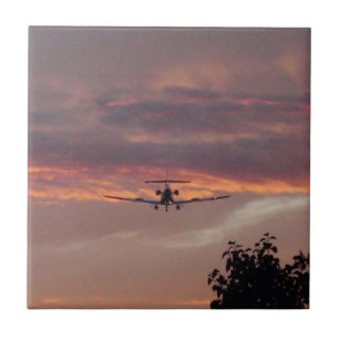 Carreau Atterrissage d'un jet commercial au coucher du sol