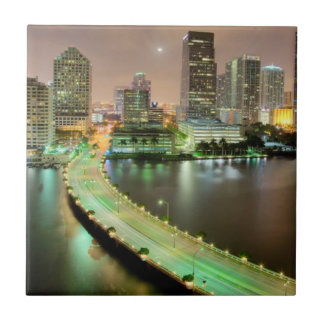 Carreau Avances de pont à travers la voie d'eau vers Miami