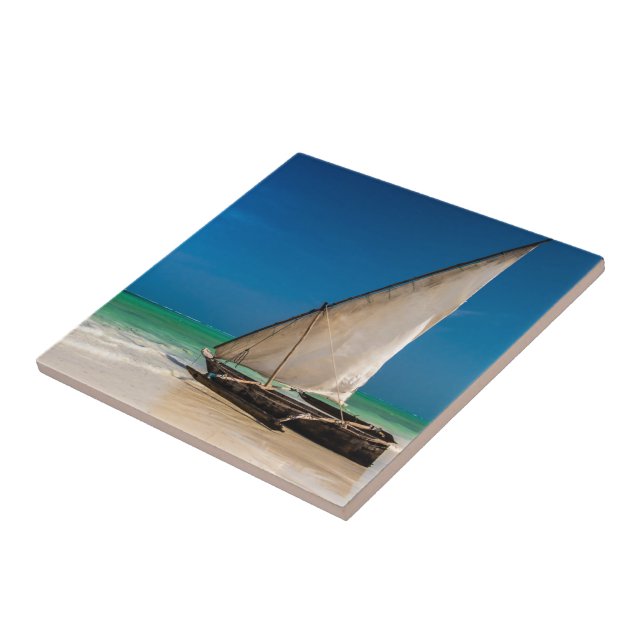 Carreau Bateau de pêche traditionnel sur la plage (Côté)