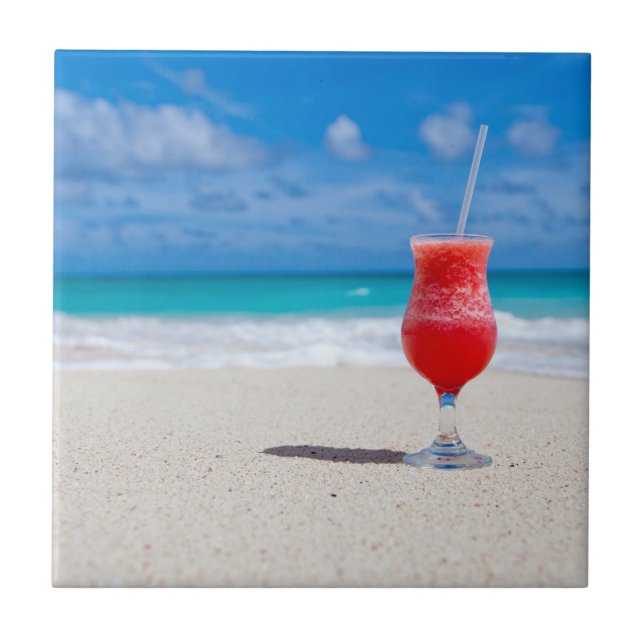 Carreau Boisson de fraises rouges sur la plage de sable (Devant)