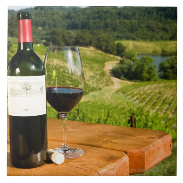 Carreau Bouteille de vin rouge et de verre sur la table (Devant)