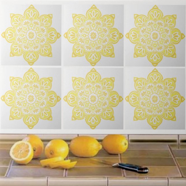 Carreau Carrelage en céramique, médaillon jaune sur blanc (Yellow medallion tiles shown  on a kitchen backsplash.)