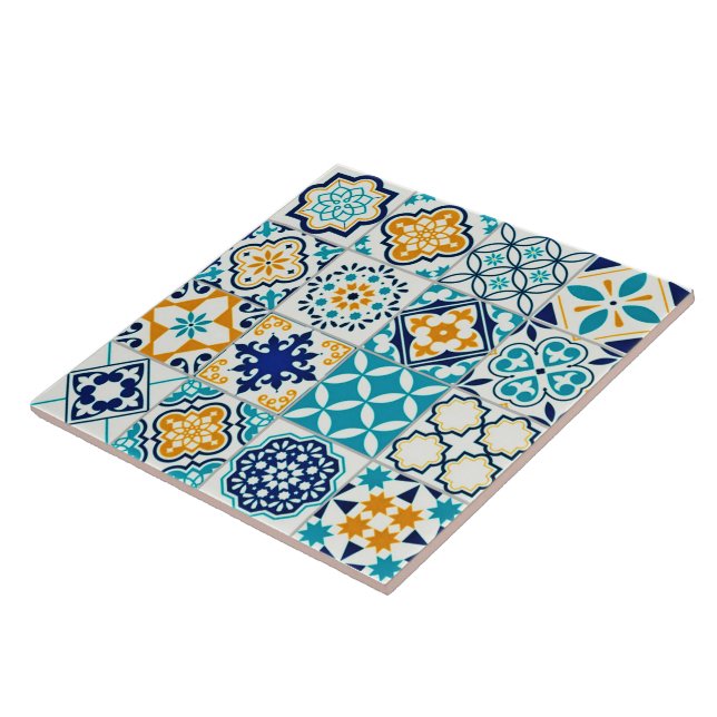 Carreau Carrelage en céramique multicolore. (Côté)