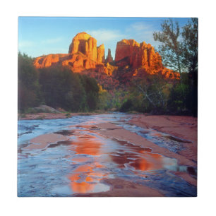 Carreau Cathedral Rock se reflétant à Oak Creek au Sunset