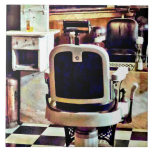 Carreau Chaise de coiffeur et bouteilles de tonique capill