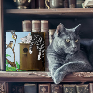 Carreau Chat tigré mignon dormant dans une maison d'oiseau