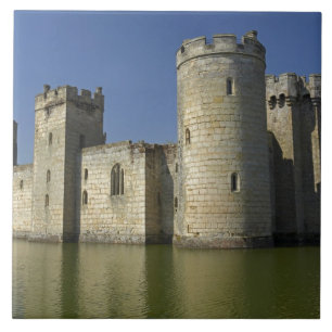 Carreau Château de Bodiam (1385), reflété dans le douve, à