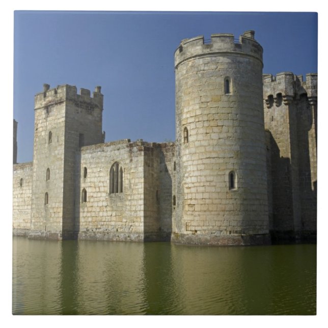Carreau Château de Bodiam (1385), reflété dans le douve, à (Devant)