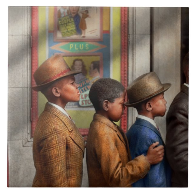 Carreau Children - In line to see a movie 1941 (Devant)
