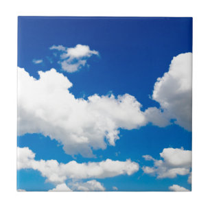Carreau Ciel bleu ensoleillé avec les nuages blancs