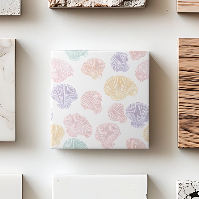 Carreau Coloré Pastel Seashell Motif moderne côtier (Colorful Pastel Seashell Modern Coastal Pattern Ceramic Tile)