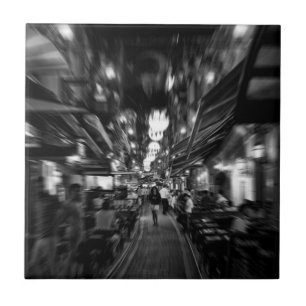 Carreau Cool, photo urbaine d'une femme marchant à Istanbu