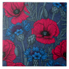 Coquelicots rouges et fleurs bleues sur bleu