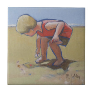 Carreau Coquille de garçon de plage de sable à la recherch