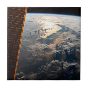 Carreau Des Poutres Sunglint Au Large De La Mer Des Célèbe