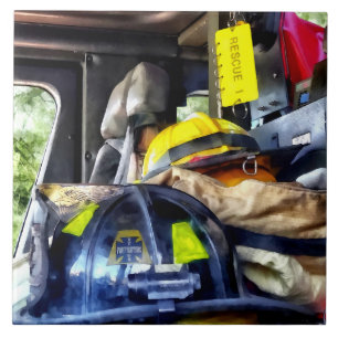 Carreau Deux casques de pompiers à l'intérieur d'un camion