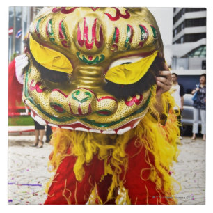 Carreau Deux personnes dans le costume chinois de dragon,