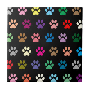 Carreau empreintes de pattes de chiots colorés sur le noir