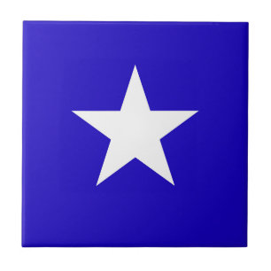 Carreau Étoile bleue sur arrière - plan blanc