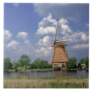 Carreau Europe, Pays-Bas, Kinerdijk. Un moulin à vent est 