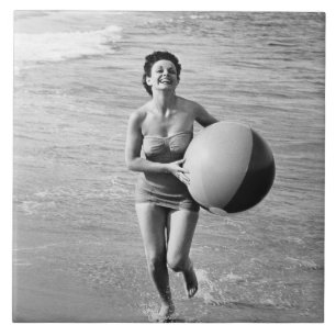 Carreau Femme avec du ballon de plage