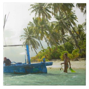 Carreau Femme sur un petit bateau de pêche traditionnel,