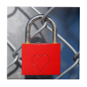 Carreau Fermeture du coeur rouge sur la clôture