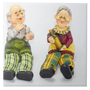 Carreau Figurines de poterie d'un vieux couple buvant du v