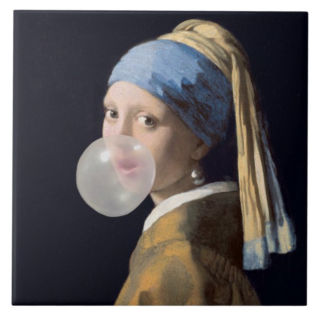 Carreau Fille à oreille perle soufflant une gomme à bulles (Devant)